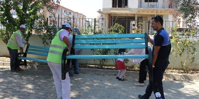 Sarıgöl’deki Okullara Oturma Grubu Yerleştirildi