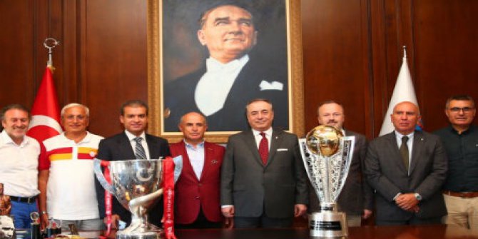 Büyükçekmece Şampiyonluk Anıtı’na Galatasaray Bayrağı Çekildi