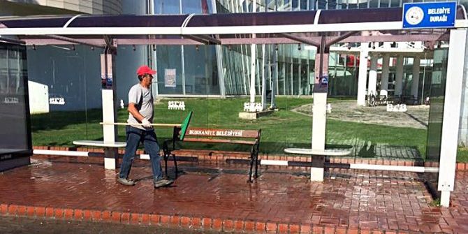 Burhaniye’de Duraklar Tertemiz Oldu