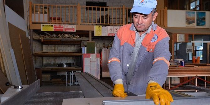 Muratpaşa Ahşap Atölyeleri Vatandaş İçinde Üretim Yapıyor