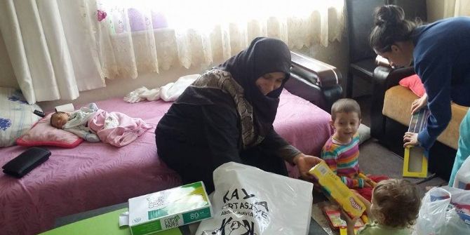 Ak Parti Kadın Kolları İhtiyaç Sahibi Ailelerin Çocuklarına Kırtasiye Yardımında Bulundu