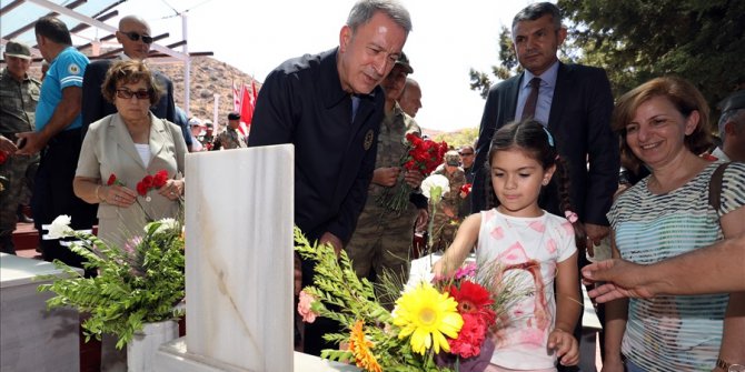 Bakan Akar Ve Komutanlar Erenköy Şehitliği’ndeki Anma Törenine Katıldı