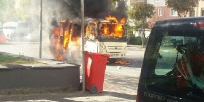 Bağcılar-habibler Hattında Çalışan Minibüs Alev Alev Yandı