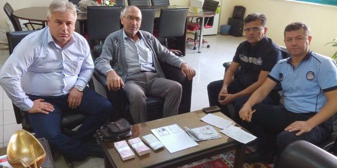 İçinde 50 Bin Tl Olan Bulduğu Cüzdanı Sahibine Teslim Etti