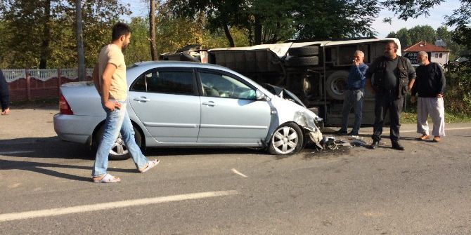 Öğrenci Minibüsü Otomobille Çarpıştı: 12 Yaralı