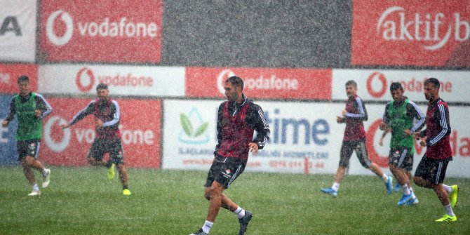 Beşiktaş Sağanak Yağmur Altında İdman Yaptı