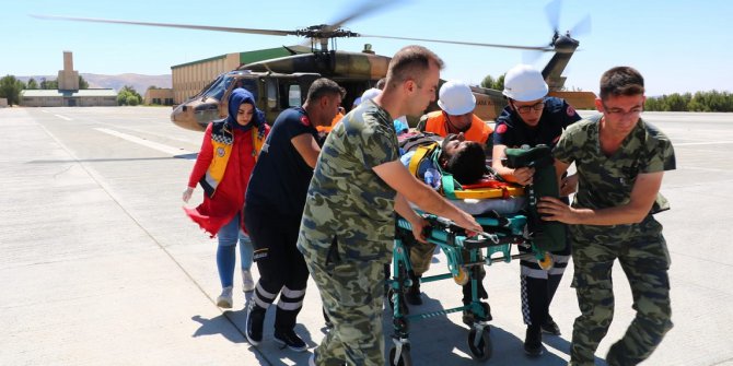 Kayalıklardan Düşen Vatandaşı Tsk Kurtardı