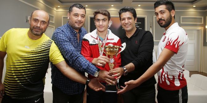 Yıldız Bisikletçi, Kupayı Başkan Genç’e Hediye Etti