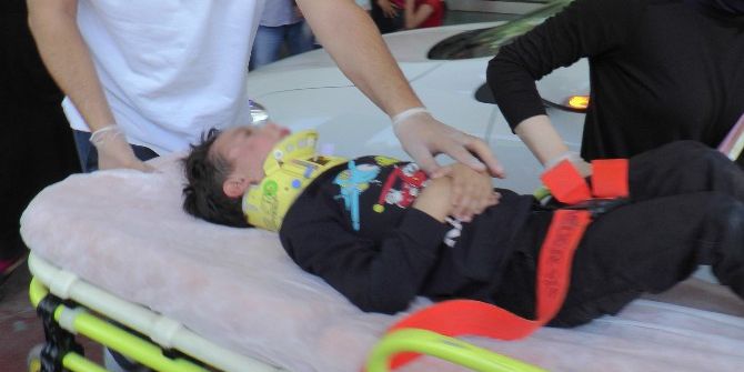 Yolun Karşısına Geçmeye Çalışan Çocuğa Otomobil Çarptı