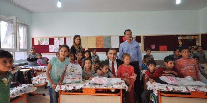 Yüreğir’de Öğrencilere Kırtasiye Yardımı