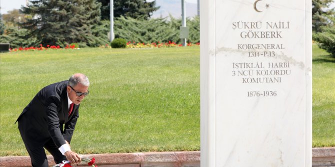 Bakan Akar Ve Komutanlar Devlet Mezarlığını Ziyaret Etti