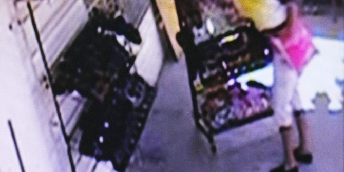 Peluş Ayılı Hırsız 30 Saniyede 4 Çift Ayakkabı Çaldı