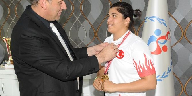 Avrupa Boks Şampiyonu Busenaz Sürmeneli’den Gençlik Hizmetleri Ve Spor İl Müdür Vekili Öztürk’e Ziyaret