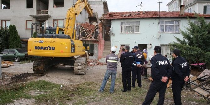 Garaj Üstüne Yapılan Kaçak Yapı Yıkıldı