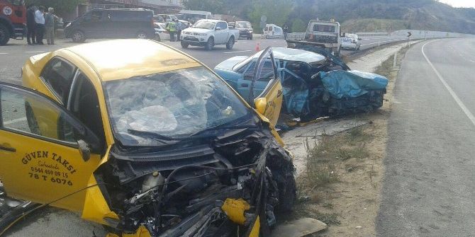 Ticari Taksi İle Otomobil Çarpıştı: 1 Ölü, 2 Yaralı
