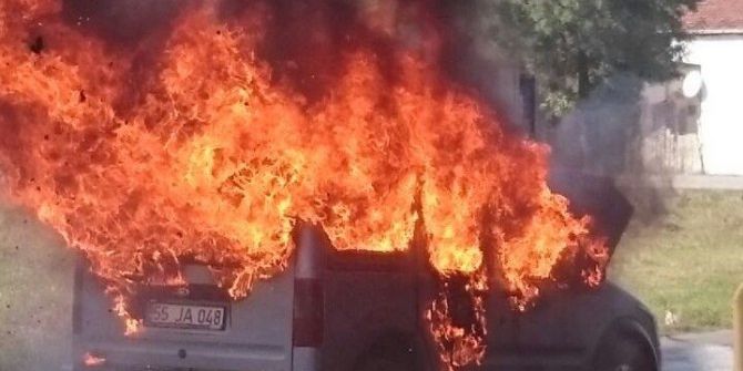 Hareket Halindeki Kamyonet Alev Alev Yandı