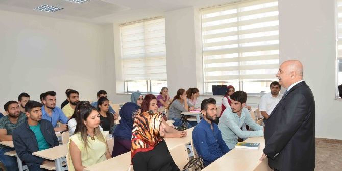 Rektör Gönüllü Mühendislik Fakültesinde İlk Dersi Verdi