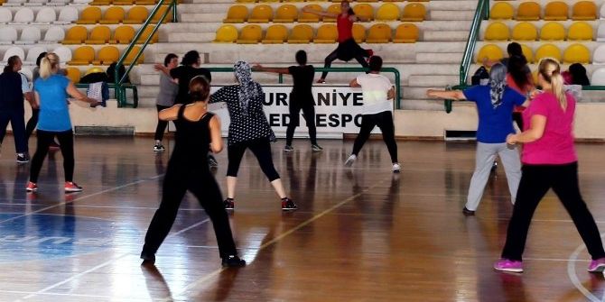 Burhaniye’de Hanımlar Uzman Eşliğinde Spor Yapıyor