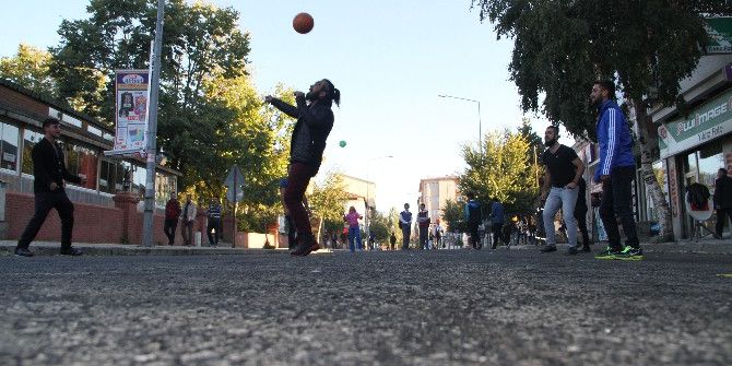 Sıcak Asfalt Üzerinde Futbol