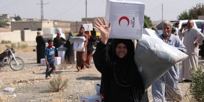 Türk Kızılayı Tel Abyad’da Yardım Malzemelerini Dağıtmaya Başladı