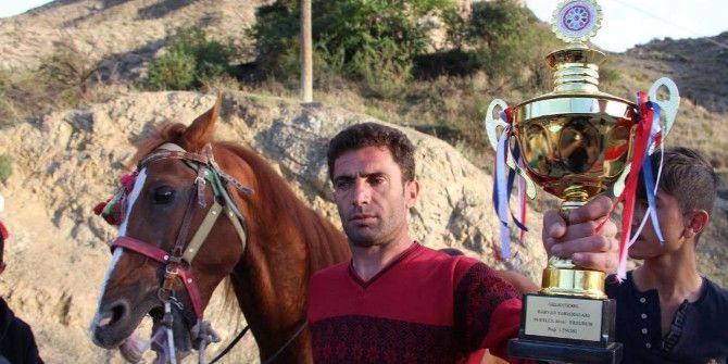 Mahalleli Şampiyon At Ve Sahibini Davul Zurna İle Karşıladı