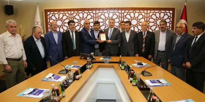 Muhtarlardan, Başkan Yanılmaz’a Plaket