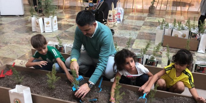 Bakan Çocuklarla Fidan Dikti