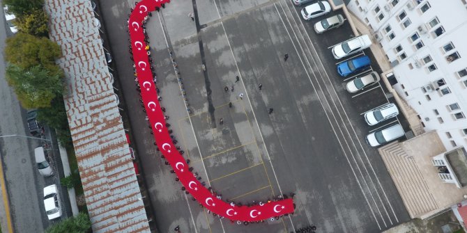 52 Metrelik Türk Bayrağı İle Mehmetçiğe Destek Verdiler