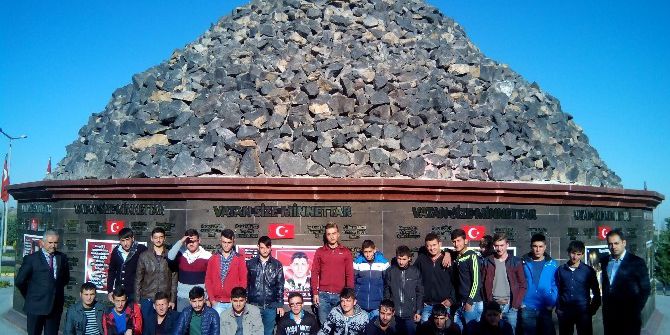 Çıraklık Eğitim Merkezi Öğrencileri Şehitler Anıtını Ziyaret Etti