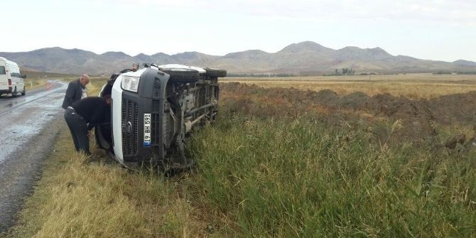 Öğrenci Servisi Kaza Yaptı: 13 Yaralı