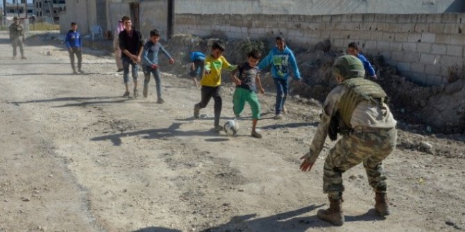 Mehmetçik Rasulayn’daki Çocuklara Moral Veriyor