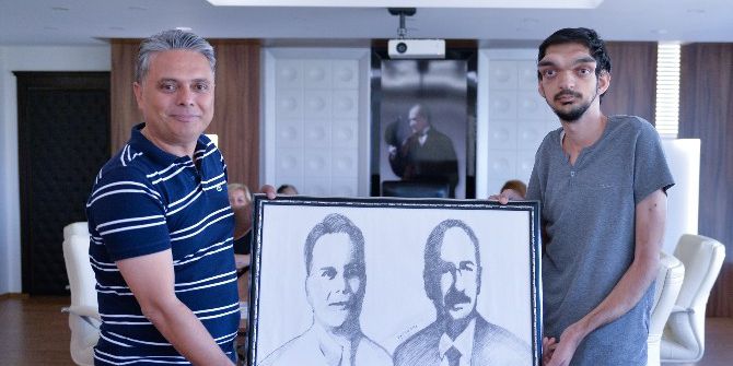 İşitme Engelli Ressamdan Ümit Uysal’a Sürpriz Hediye