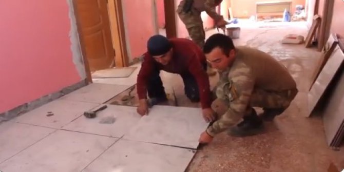 Mehmetçik, Teröristlerin Tahrip Ettiği Okulu Onarıyor