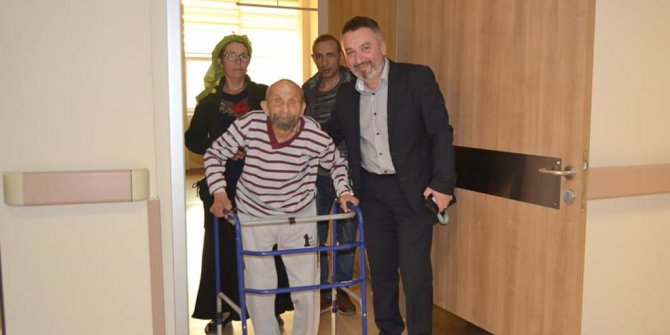 120 Yaşındaki Hasta Sedye İle Geldiği Hastaneden Yürüyerek Çıktı