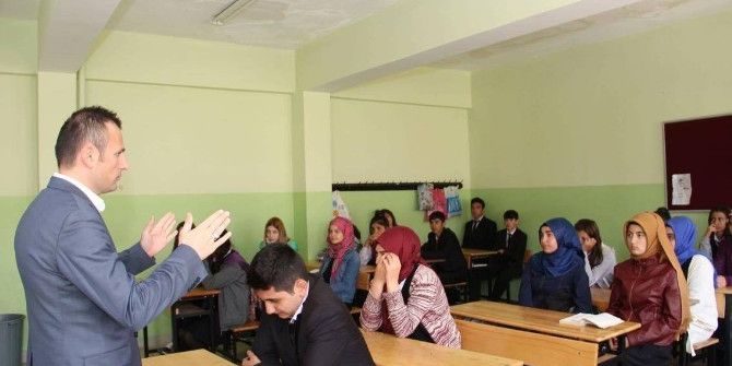 Bir Bina İki Liseye Hizmet Veriyor