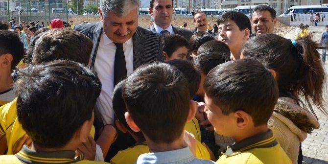 Yeşilyurt Belediyesi Okulların Eksikliklerini Gideriyor