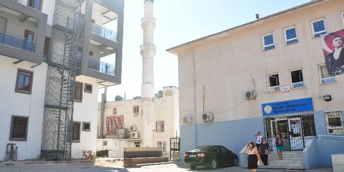 Milas’ta Okulun Duvarları Yıkılınca Öğrenciler Mağdur Oldu