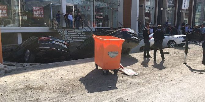 Merter’de Yol Çöktü, 6 Araç Çukura Düştü