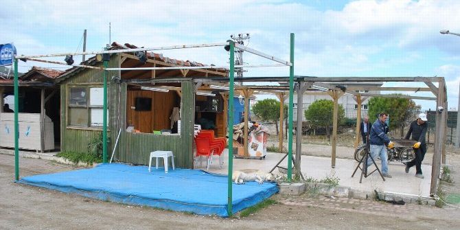 Mudanya Sahilindeki Kıyı Çizgisine Uygun Olmayan Kafe Ve Beachler Yıkıldı