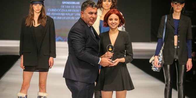 Deri Tasarım Yarışmasında Ödüller İzmir Ekonomili Tasarımcıların