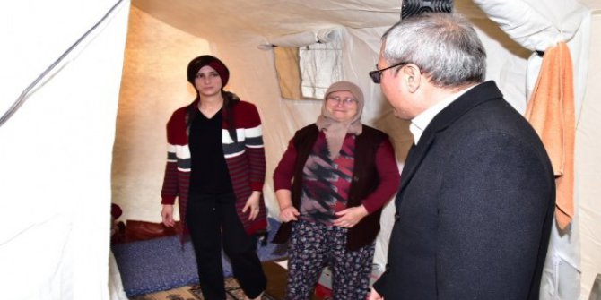 Manisa Valisi Deprem Bölgesini Ziyaret Etti