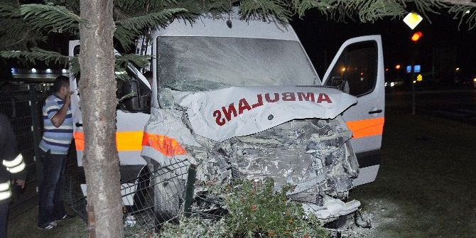 Antalya’da Hasta Taşıyan Ambulans Kaza Yaptı: 7 Yaralı