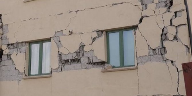 Ağır asarlı binaların yıkım süreci başlıyor