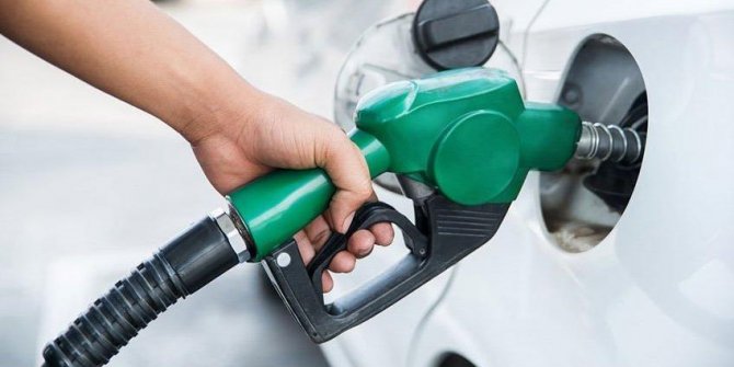Benzine bugün 10 kuruş indirim geldi