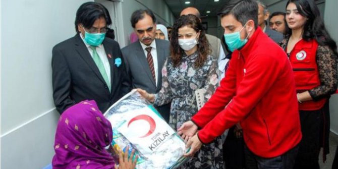 Pakistan’da Doğum Yapan Annelere Sevgi Bohçası