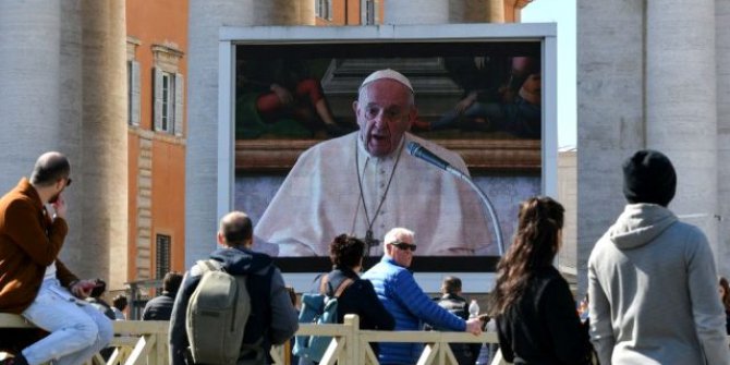 Vatikan'da Pazar duası ilk kez canlı bağlantı ile yapıldı