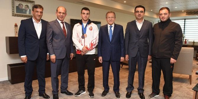 Dünya Üçüncüsü Güreşçiden Başkan Uğur’a Ziyaret
