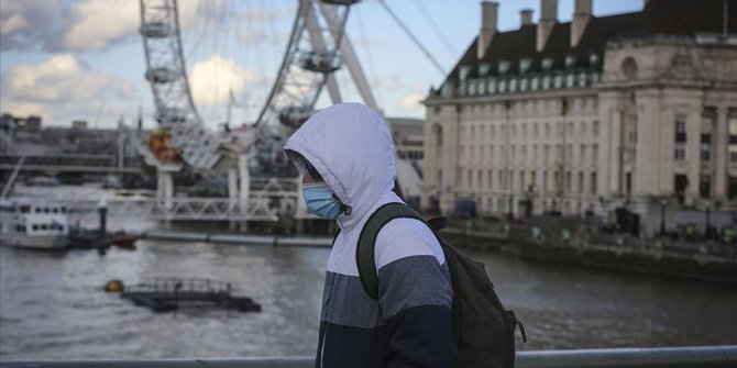 İngiltere'de market ve eczaneler hariç tüm ticari faaliyetlerin durdurulmasına karar verildi