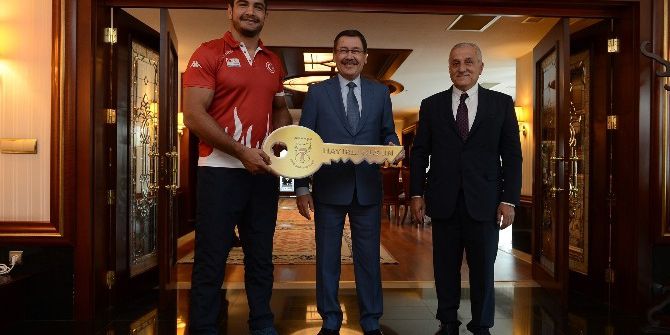 Olimpiyat Madalyalı Güreşçilere Ev Ve Otomobil Ödülü