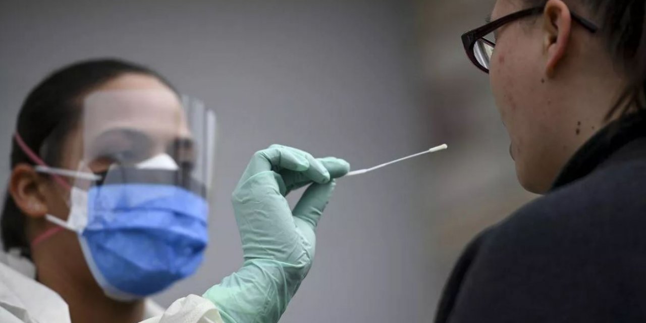 Koronavirüsün sanılanın aksine 1,5 metreden değil 4 metre mesafeden bulaşabiliyor